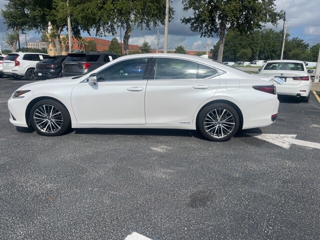 2022 Lexus ES 300h photo 2