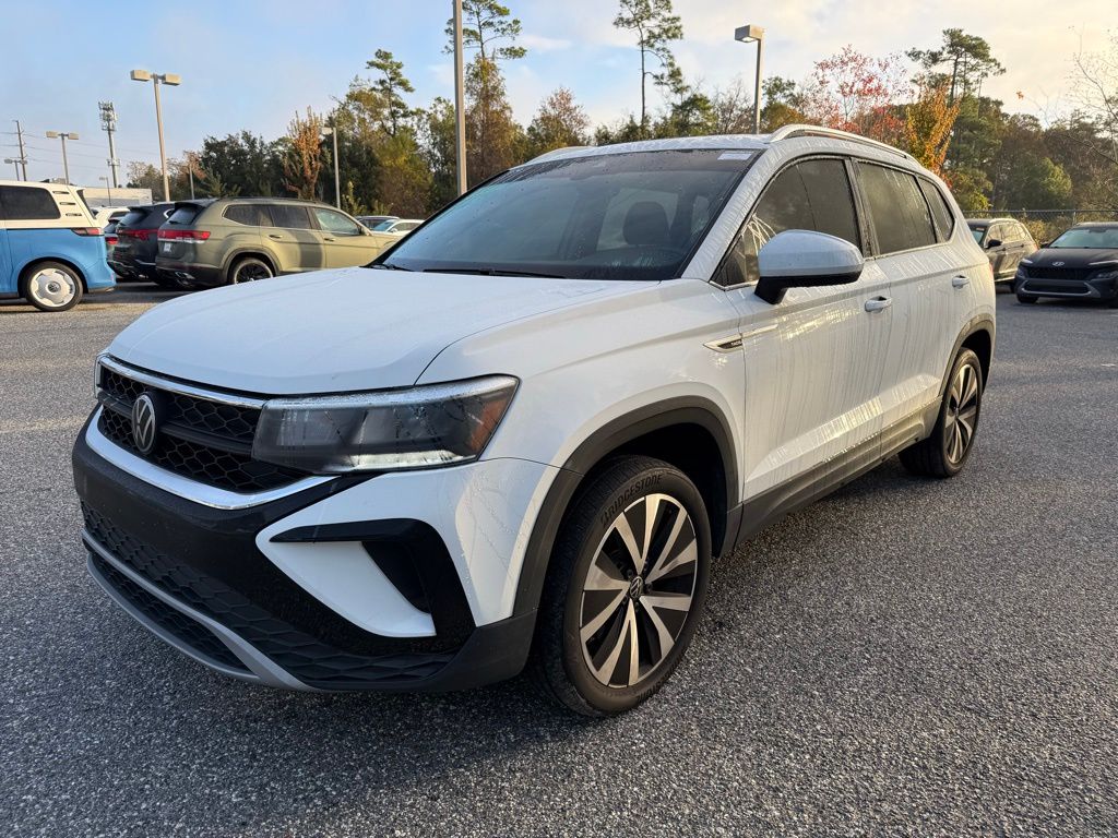 2023 Volkswagen Taos SE's photo