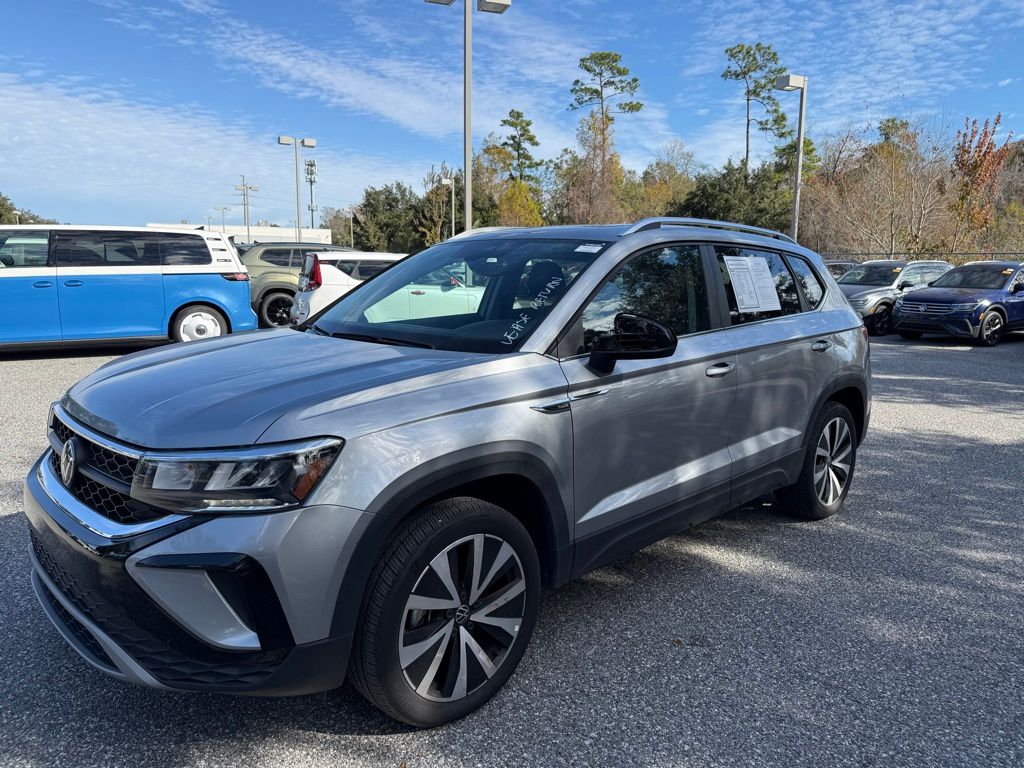 2023 Volkswagen Taos SE's photo
