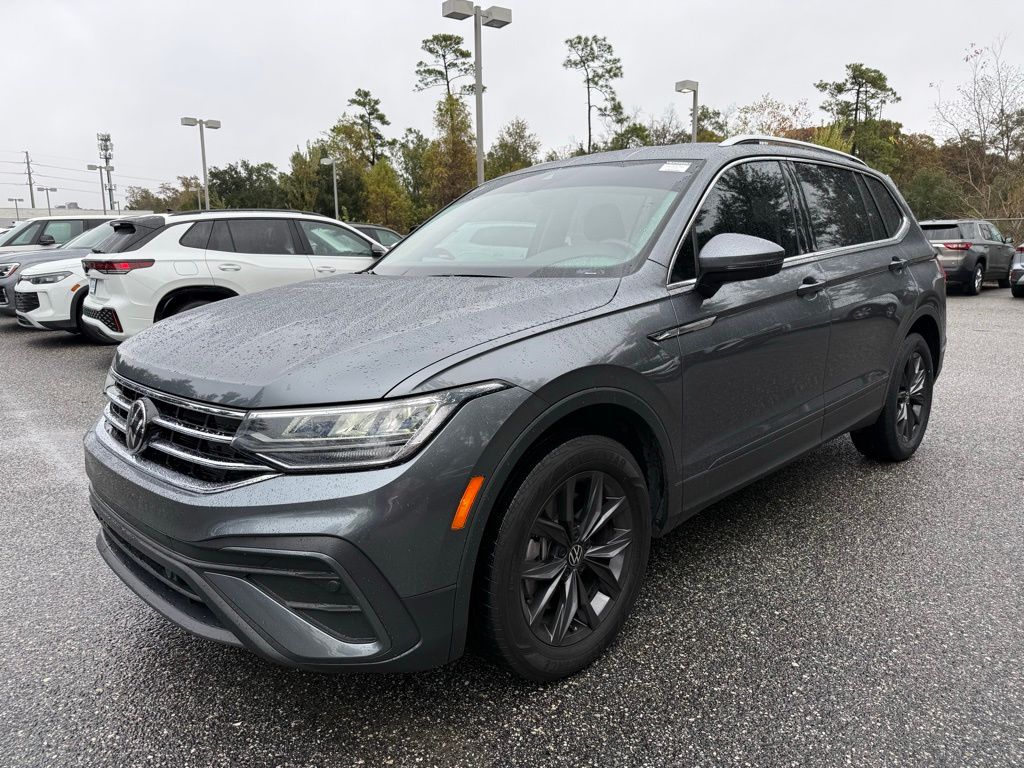 2023 Volkswagen Tiguan SE's photo