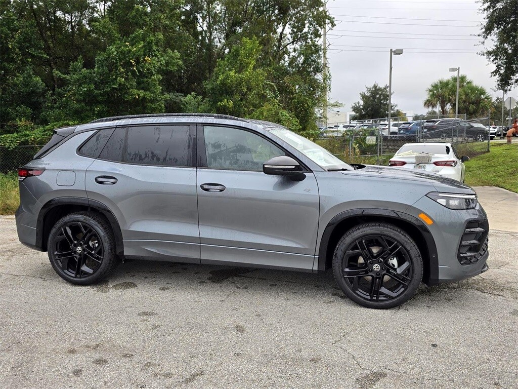 2026 Volkswagen Tiguan SE R-Line Black photo 3