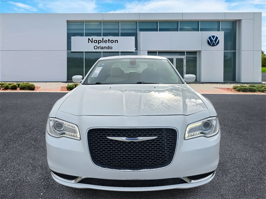 2023 Chrysler 300 Touring photo 2