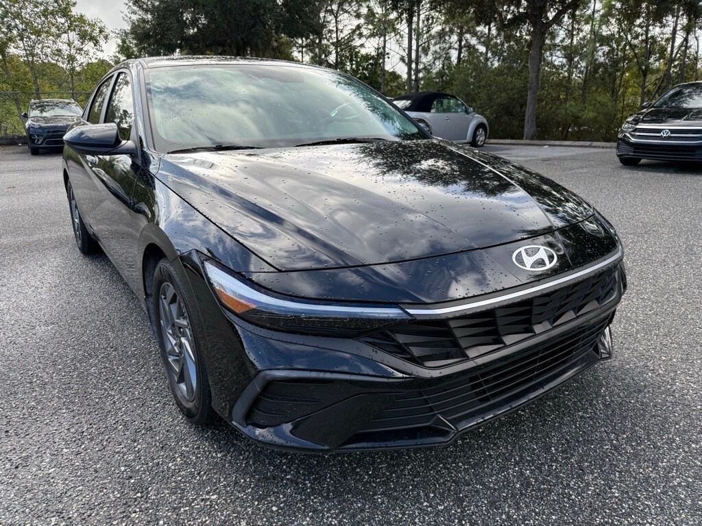2024 Hyundai Elantra SEL photo 3