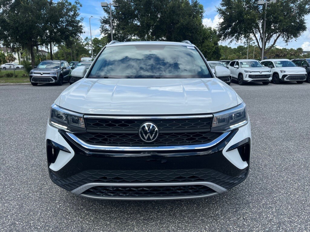 2022 Volkswagen Taos SE photo 2
