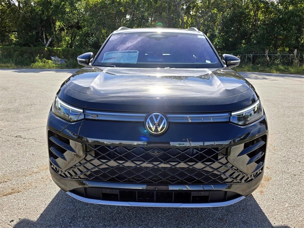 2026 Volkswagen Tiguan SEL R-Line photo 2