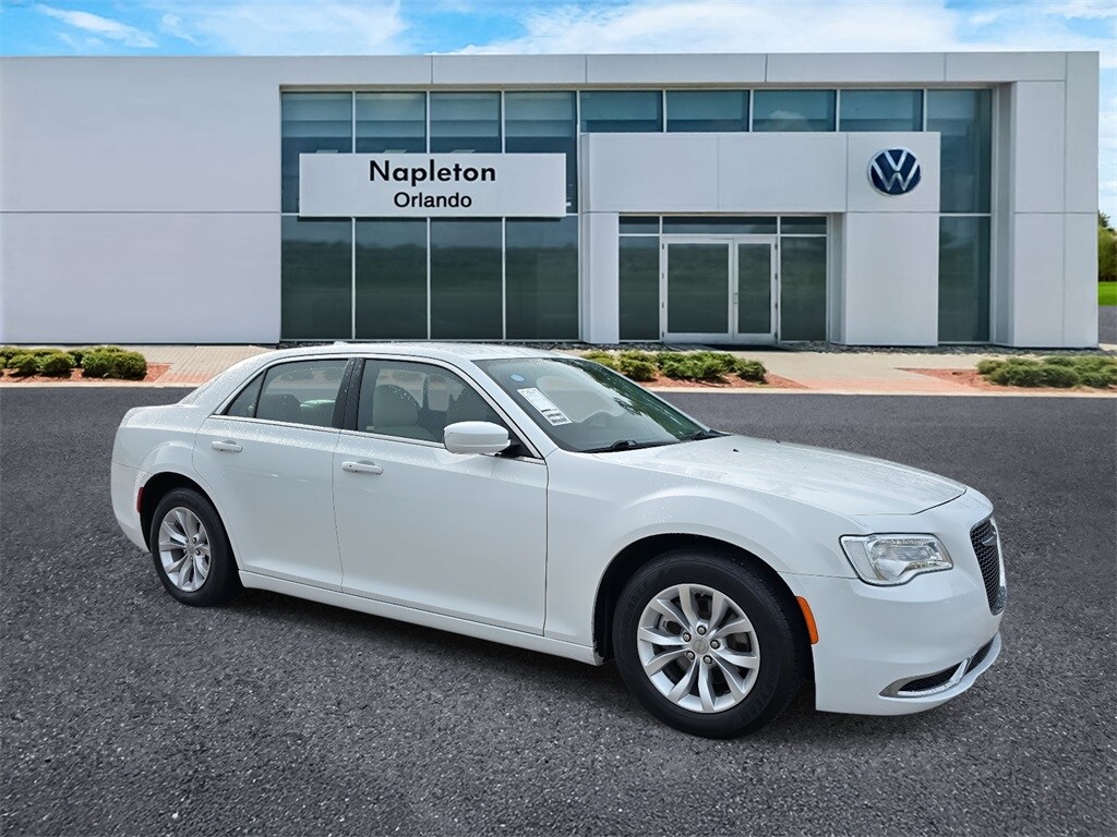 2023 Chrysler 300 Touring photo 3