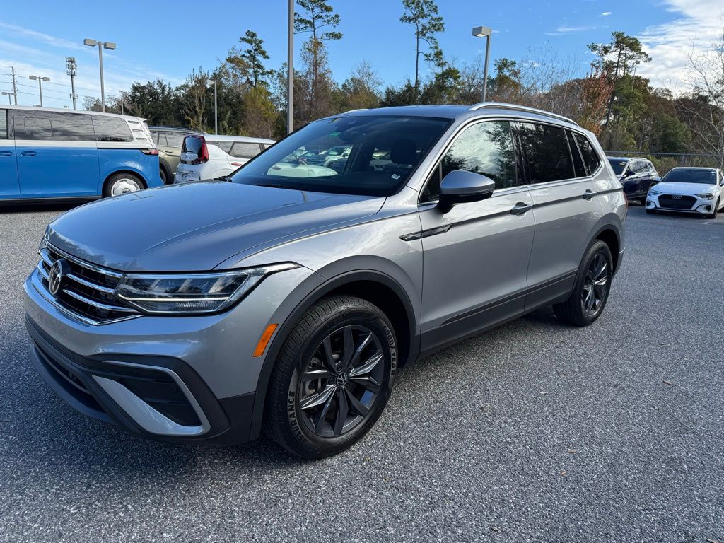 2023 Volkswagen Tiguan SE's photo