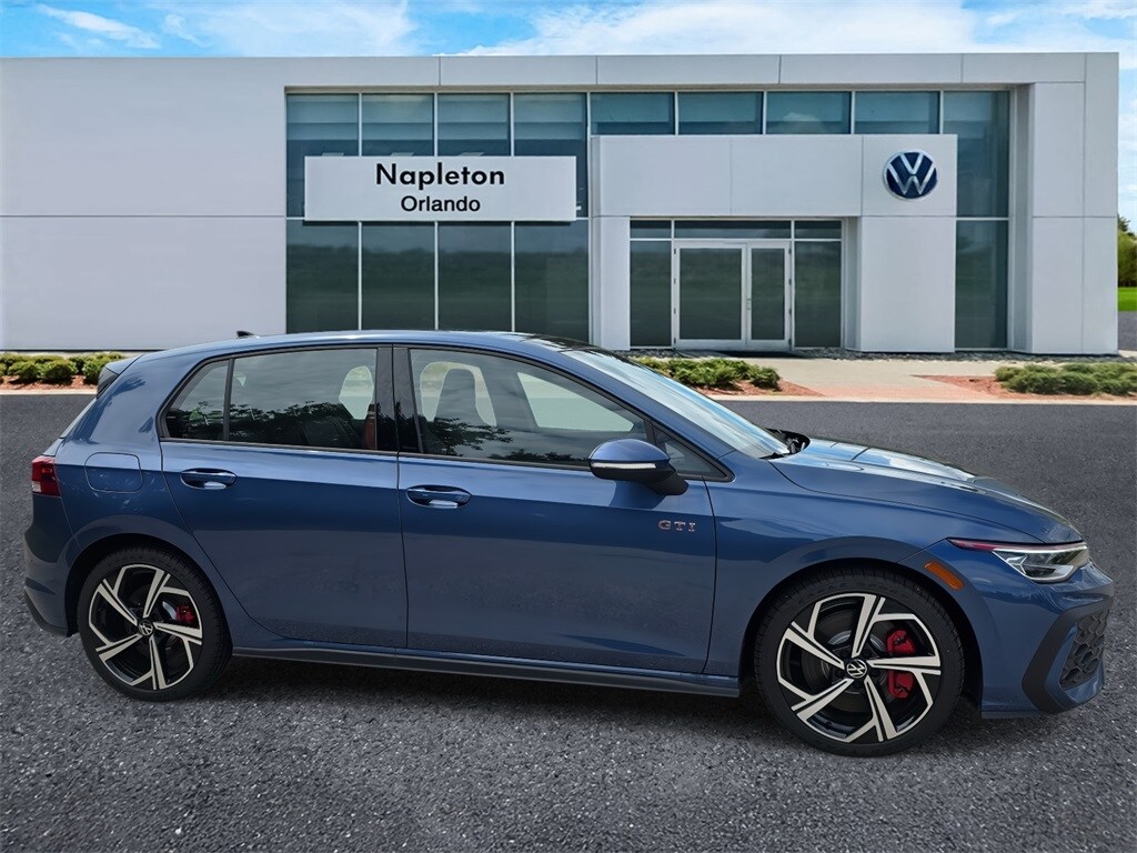 2025 Volkswagen Golf GTI SE photo 3