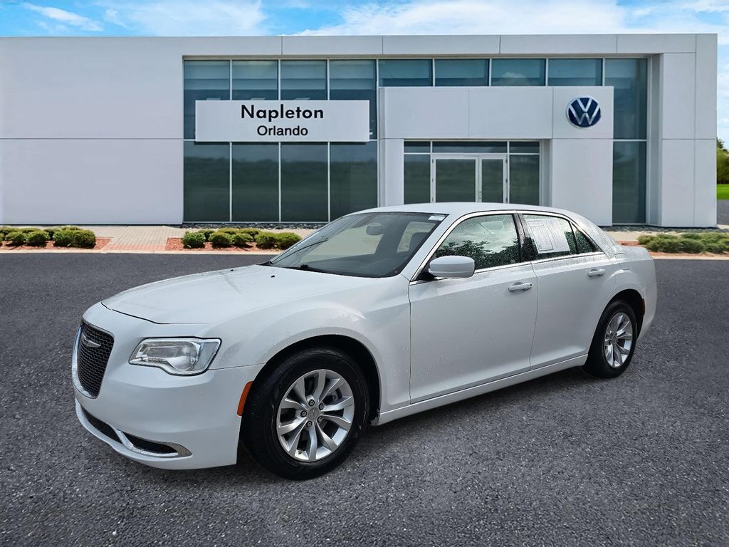 2023 Chrysler 300 Touring's photo