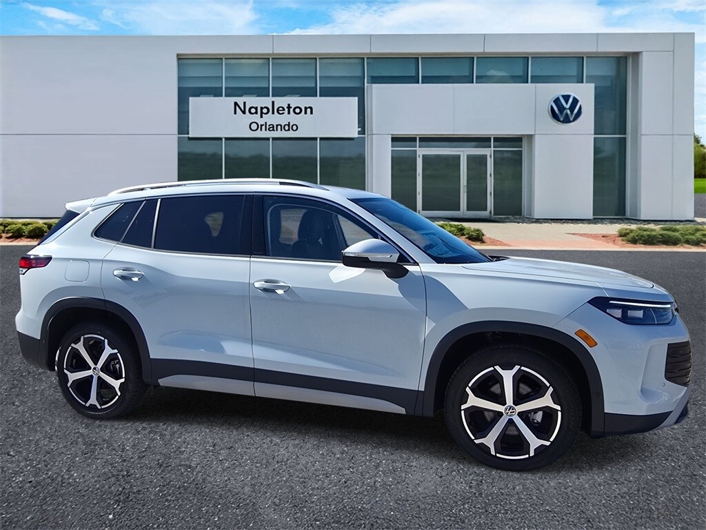 2025 Volkswagen Tiguan SE photo 3