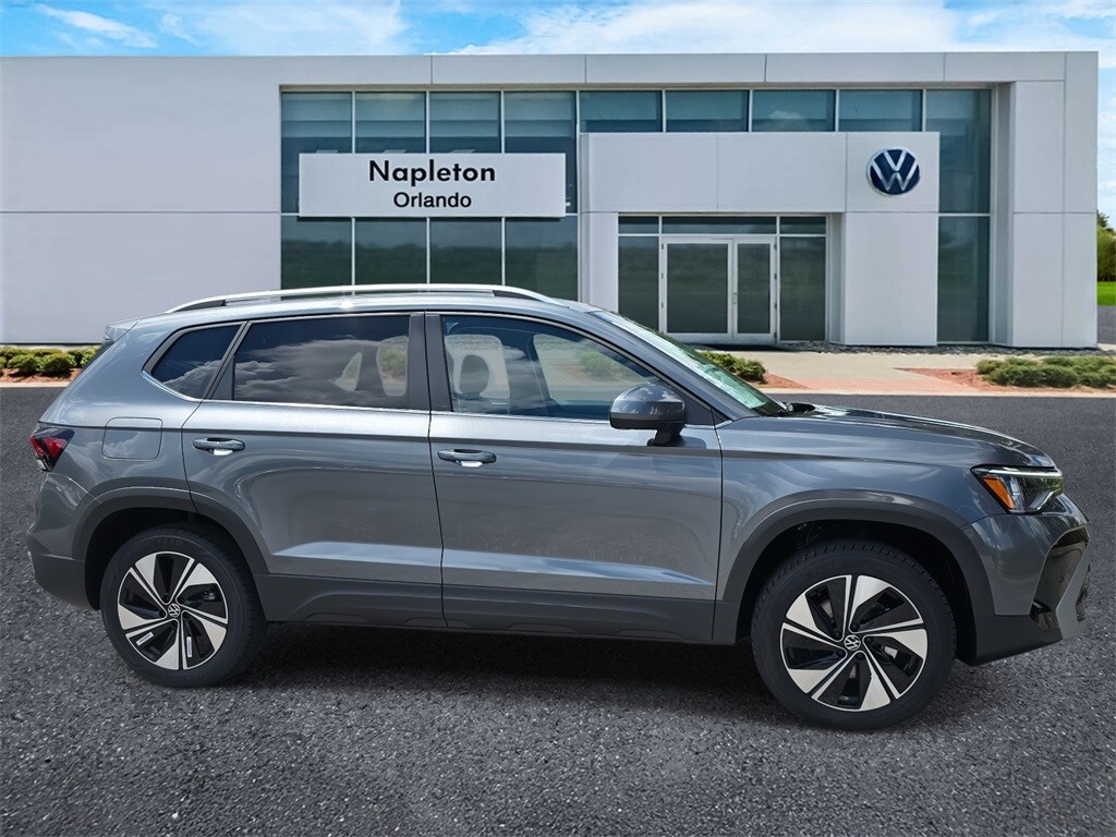 2025 Volkswagen Taos SE photo 3