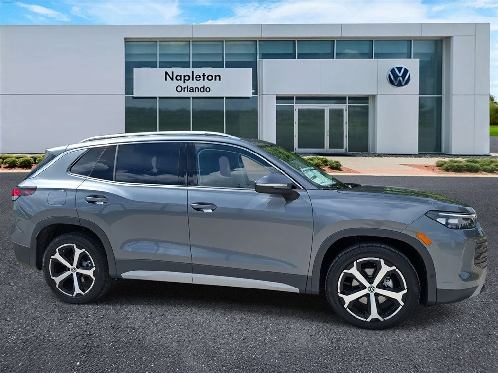 2025 Volkswagen Tiguan SE photo 3