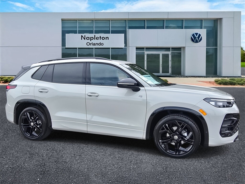 2026 Volkswagen Tiguan SE R-Line Black photo 3