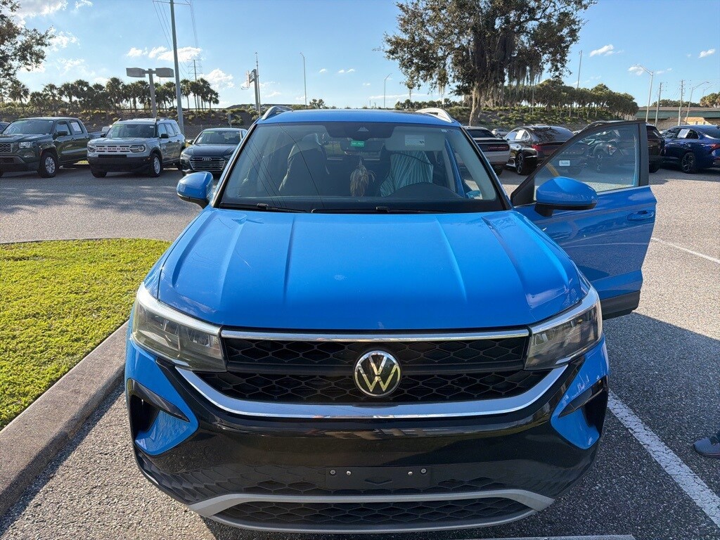 2022 Volkswagen Taos SE photo 2
