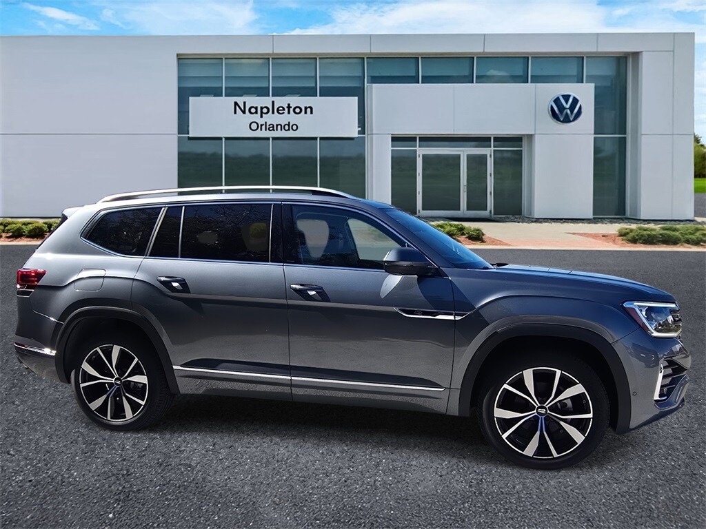 2025 Volkswagen Atlas SEL Premium R-Line photo 3