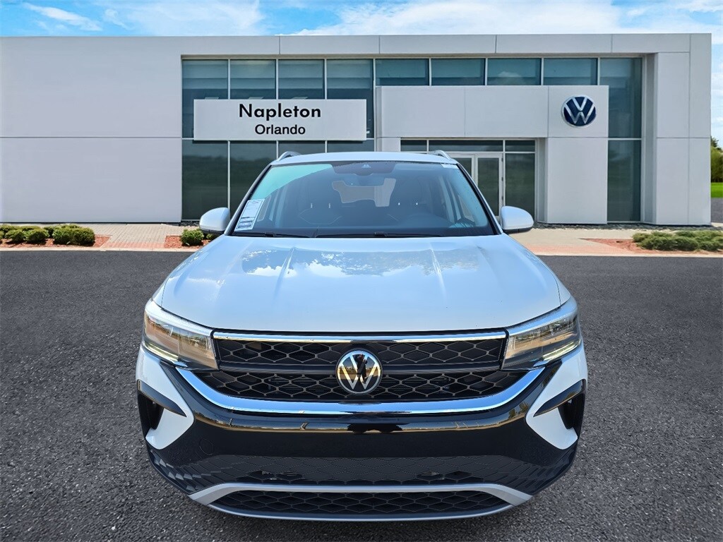 2024 Volkswagen Taos SE photo 2