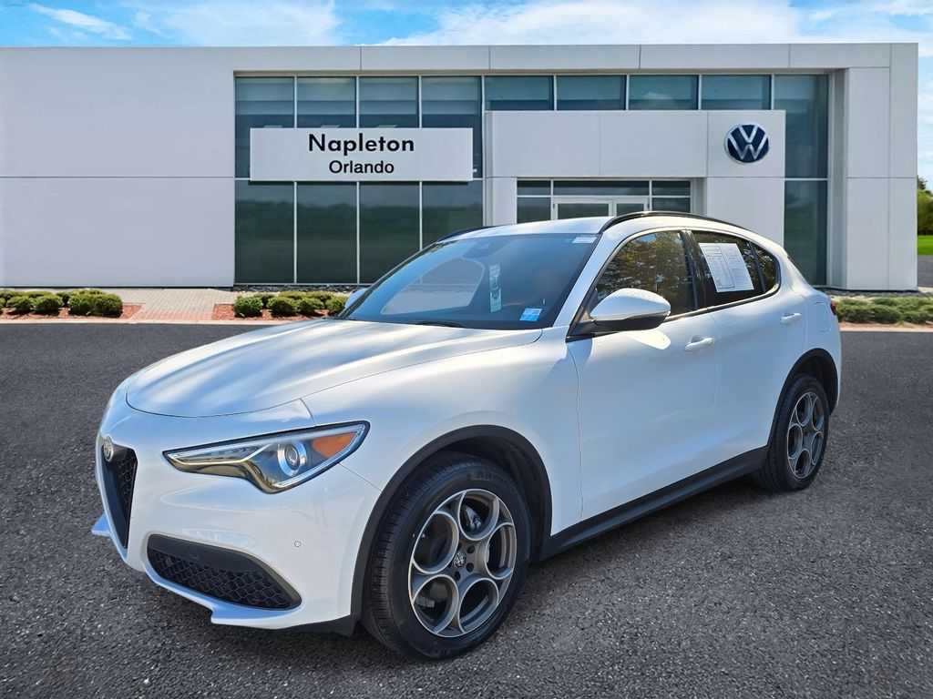 2022 Alfa Romeo Stelvio Base's photo