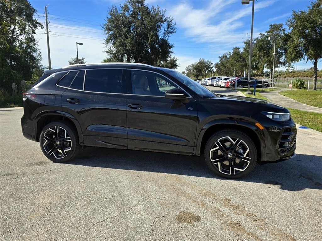 2026 Volkswagen Tiguan SEL R-Line photo 3