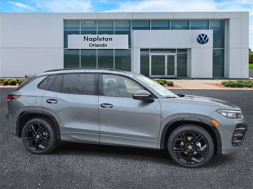 2026 Volkswagen Tiguan SE R-Line Black photo 3