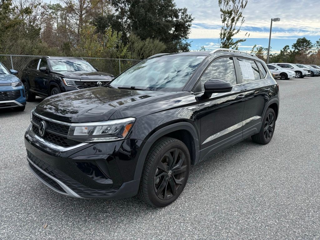 2023 Volkswagen Taos SE's photo