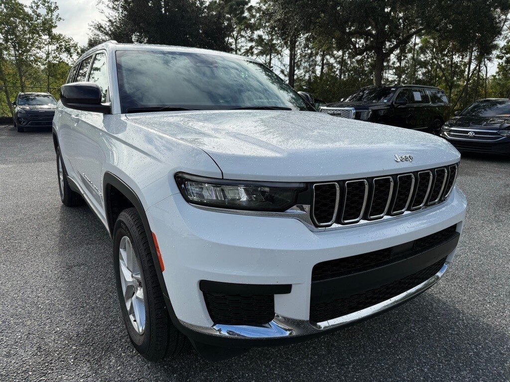 2023 Jeep Grand Cherokee Laredo photo 3