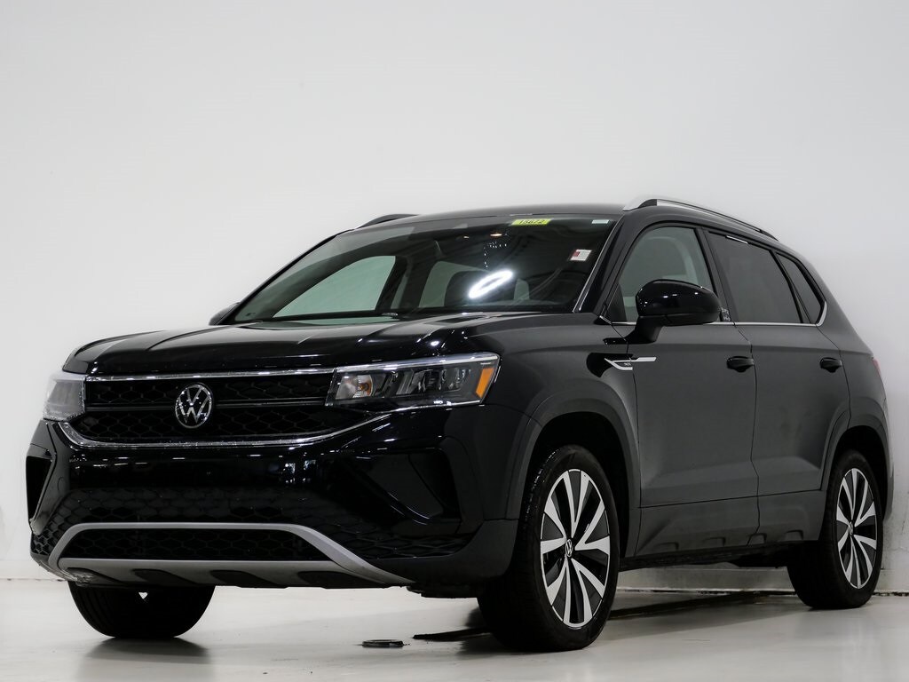 2024 Volkswagen Taos SE photo 3