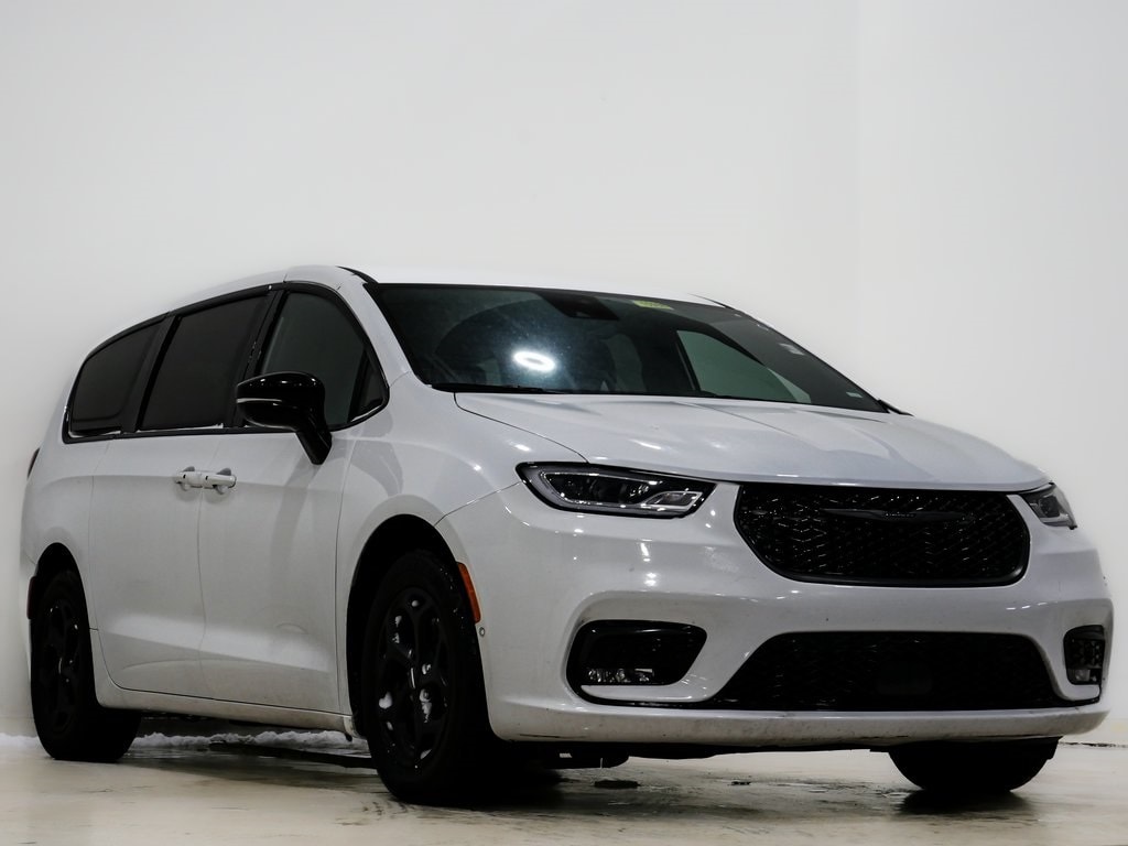 2024 Chrysler Pacifica PHEV Select's photo