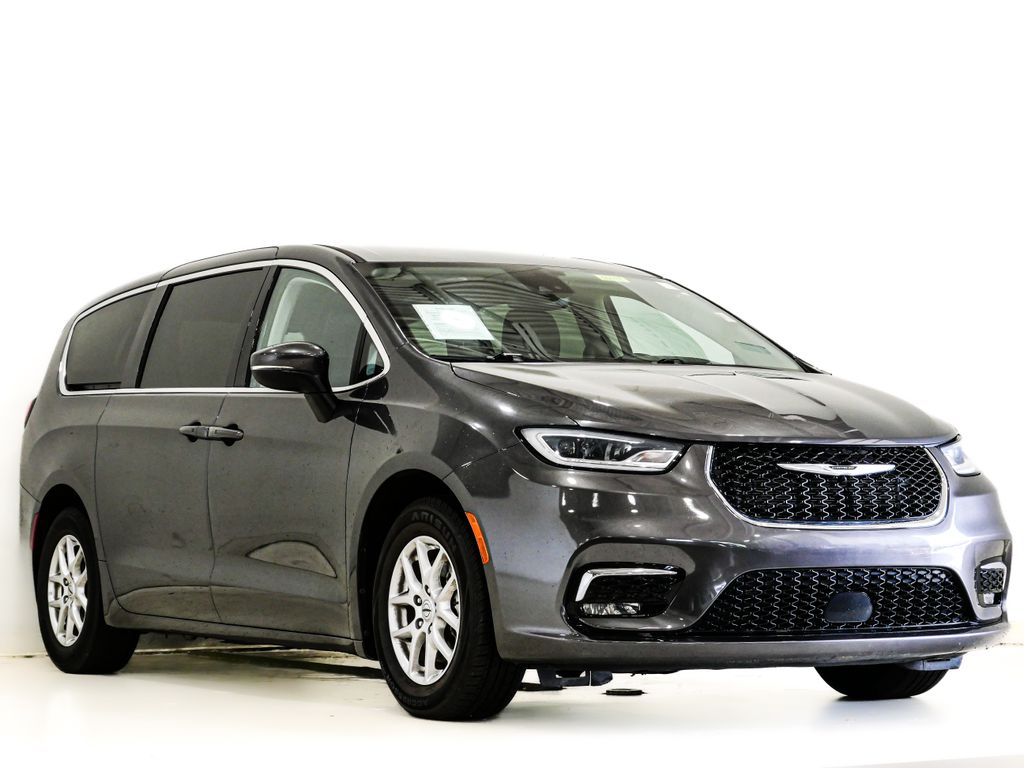 2023 Chrysler Pacifica Touring L's photo