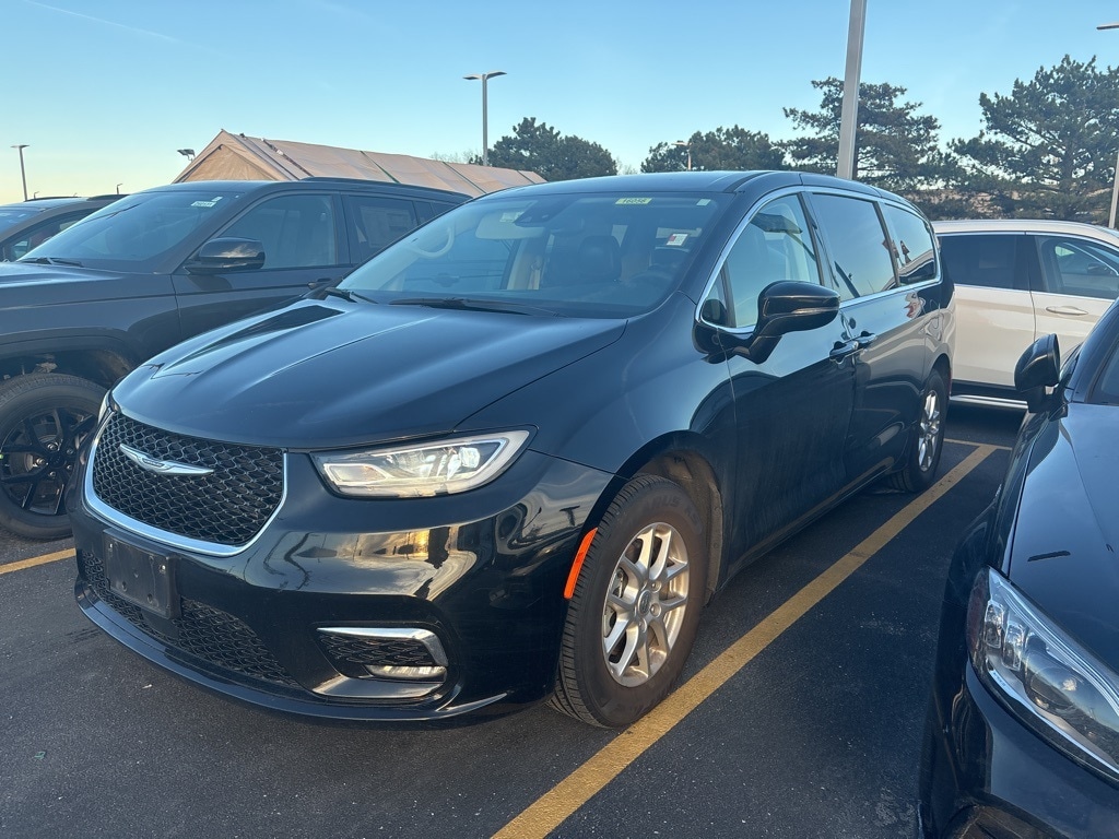 2024 Chrysler Pacifica Touring L's photo