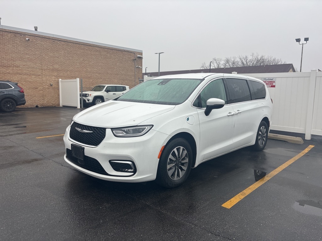 2023 Chrysler Pacifica Hybrid Touring L's photo