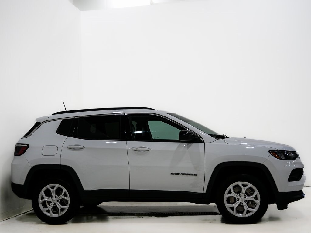 2024 Jeep Compass Latitude photo 2
