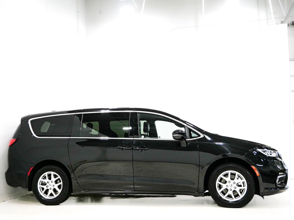 Used 2025 Chrysler Pacifica Select Minivan/Van