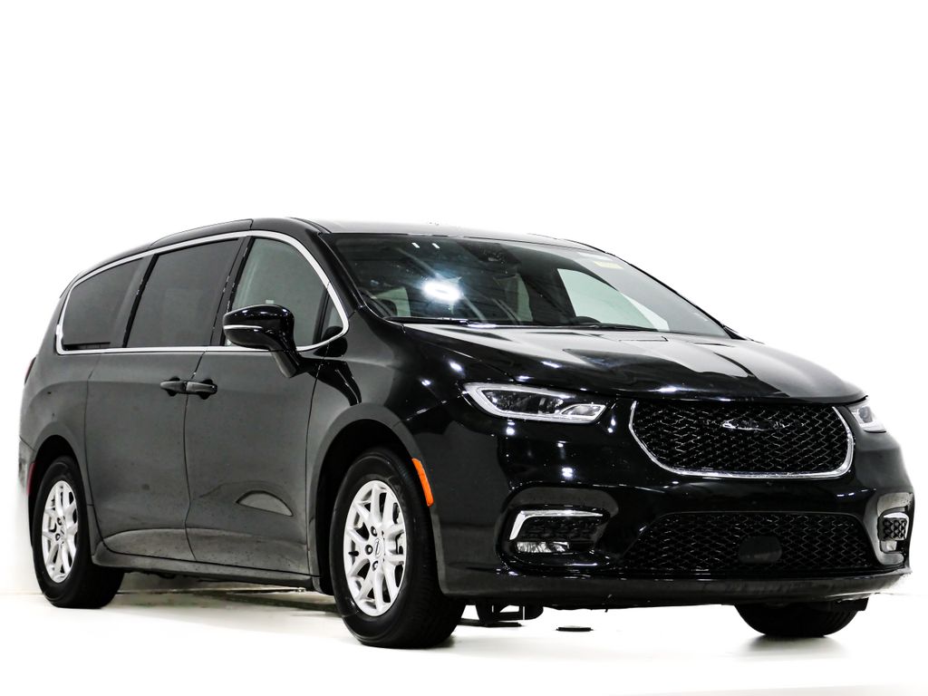 2025 Chrysler Pacifica Select's photo