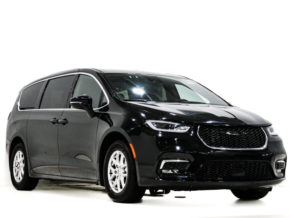 Used 2025 Chrysler Pacifica Select Minivan/Van