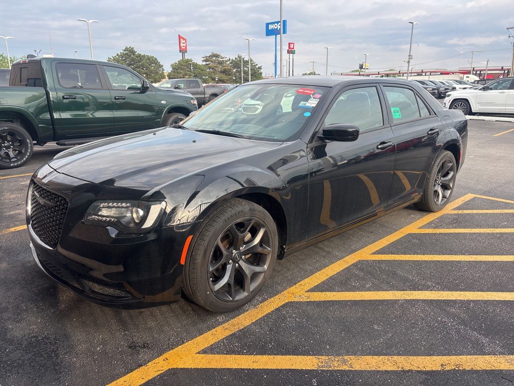 2023 Chrysler 300 Touring's photo