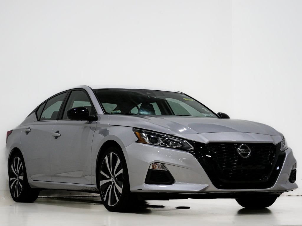 2022 Nissan Altima SR's photo