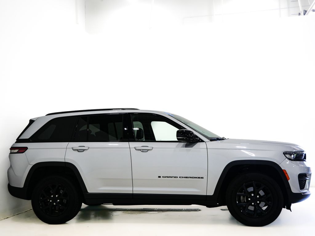 Used 2024 Jeep Grand Cherokee Altitude SUV