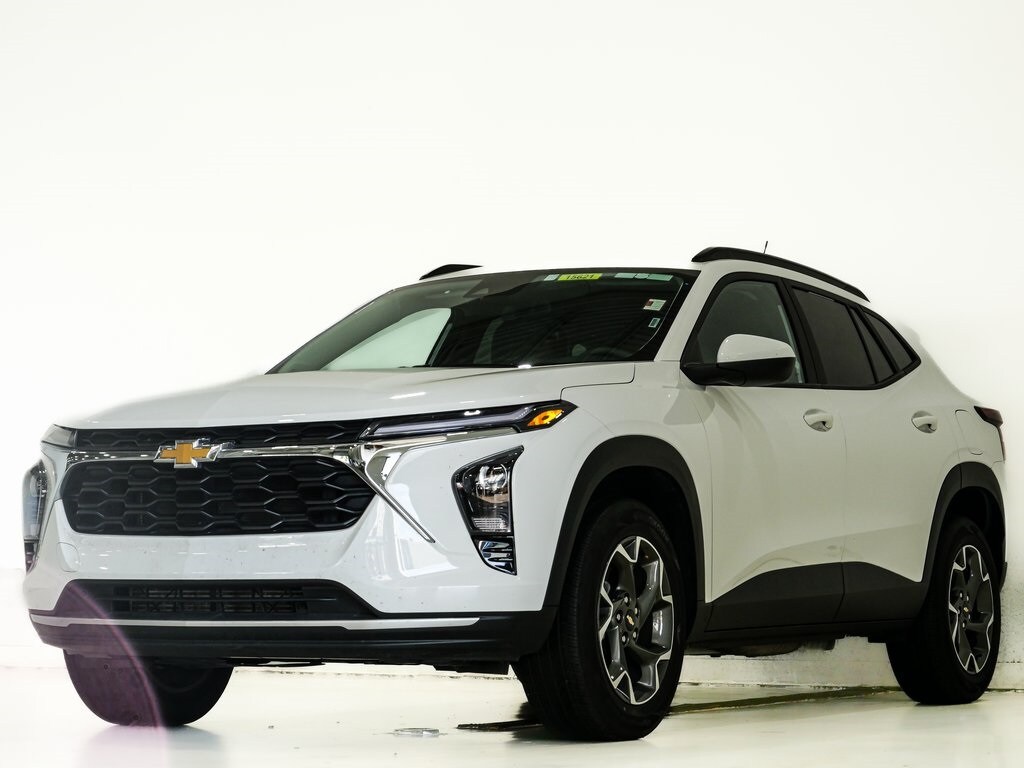 2024 Chevrolet Trax LT photo 2