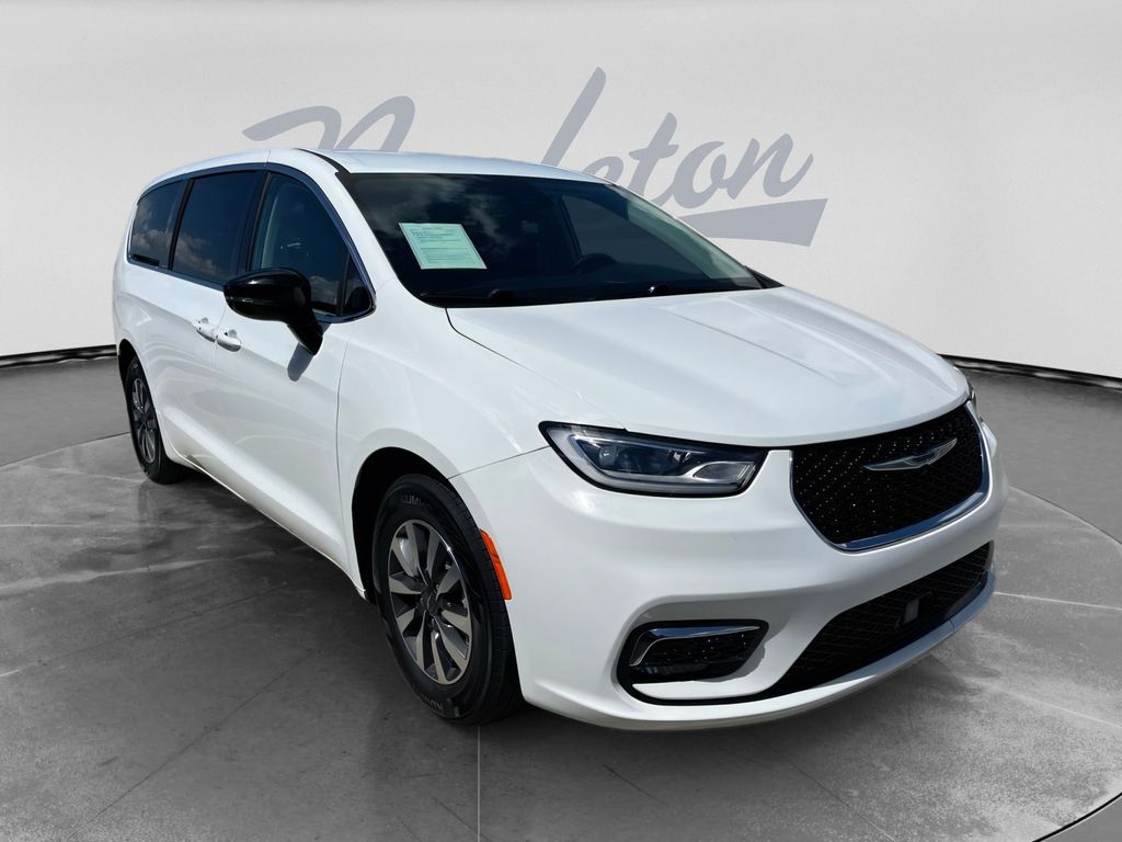 2024 Chrysler Pacifica Hybrid Select PHEV's photo