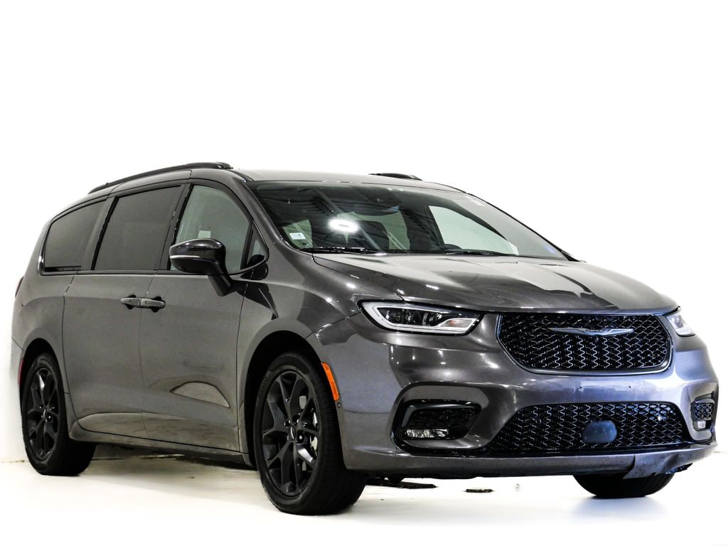 2023 Chrysler Pacifica Touring L's photo