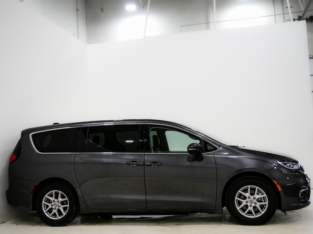 Used 2023 Chrysler Pacifica Touring L Minivan/Van
