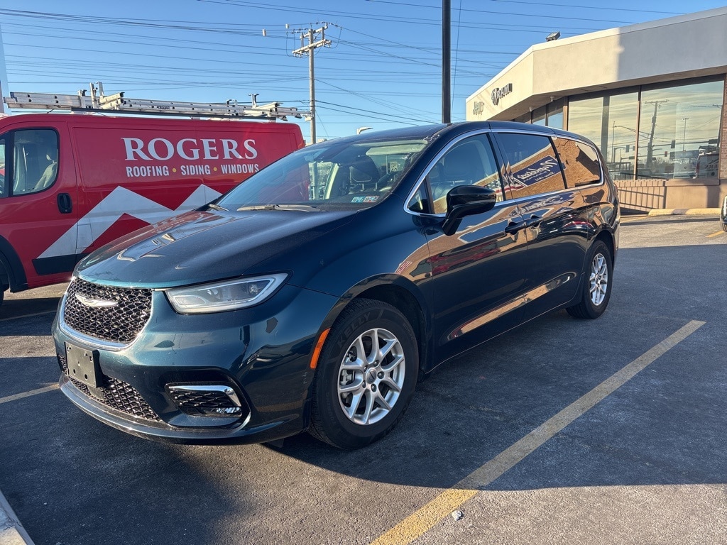 2024 Chrysler Pacifica Touring L's photo