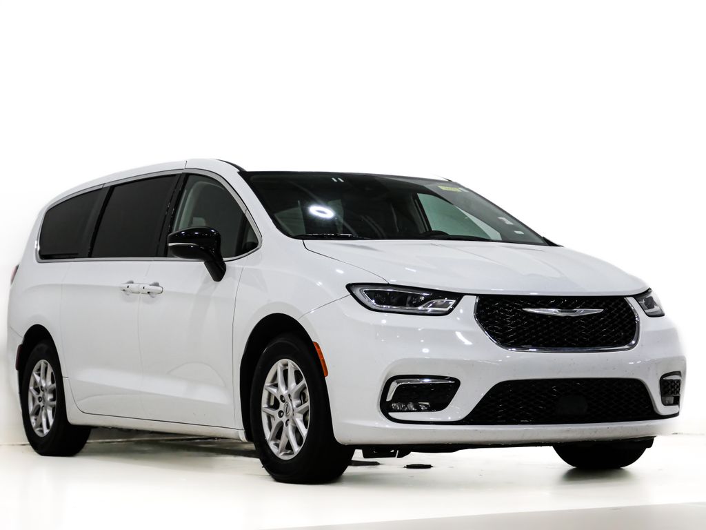 2024 Chrysler Pacifica Touring L's photo