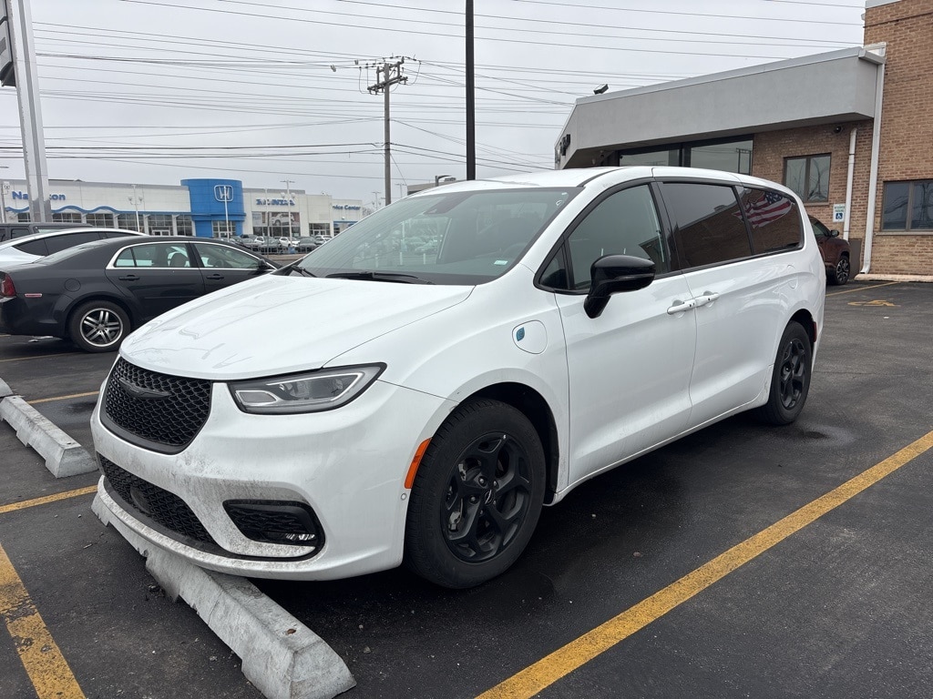 2024 Chrysler Pacifica PHEV Select's photo