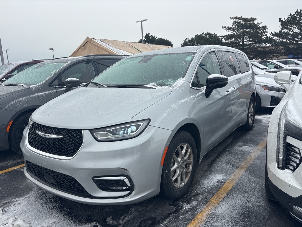 2024 Chrysler Pacifica Touring L's photo