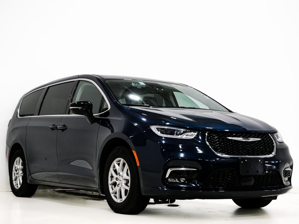 2024 Chrysler Pacifica Touring L's photo
