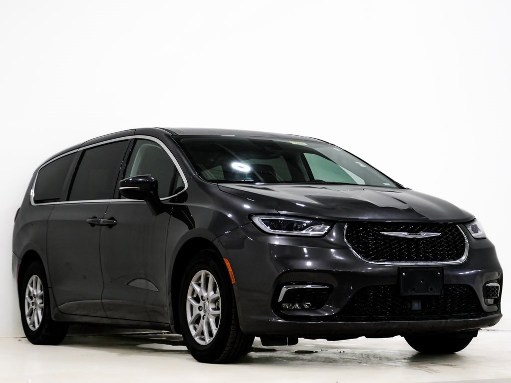 2023 Chrysler Pacifica Touring L's photo