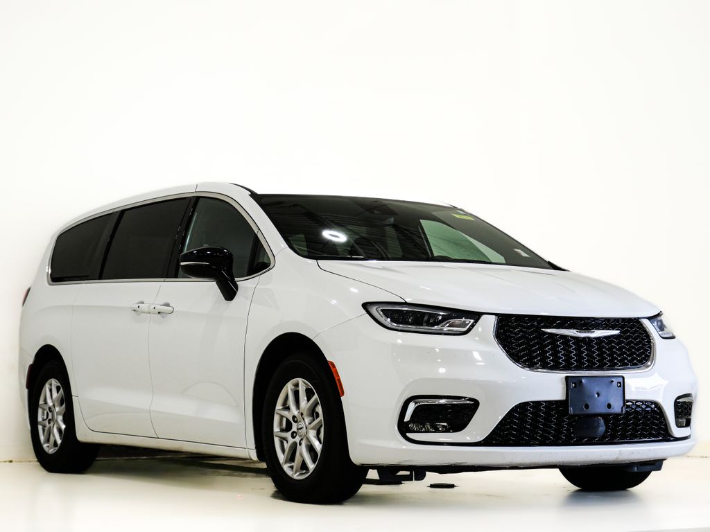 2025 Chrysler Pacifica Select's photo