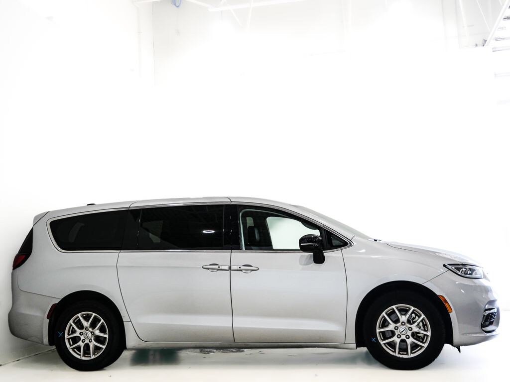 Used 2024 Chrysler Pacifica Touring L Minivan/Van