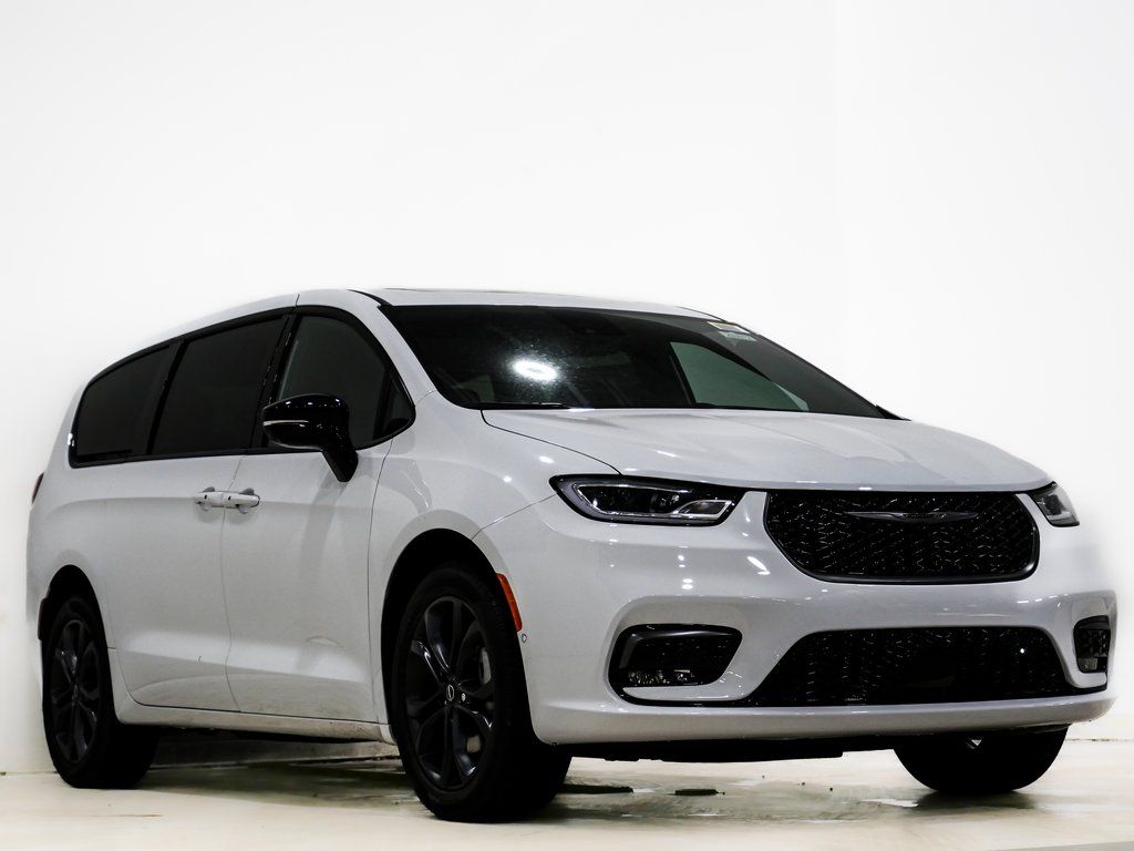 2026 Chrysler Pacifica Select AWD's photo